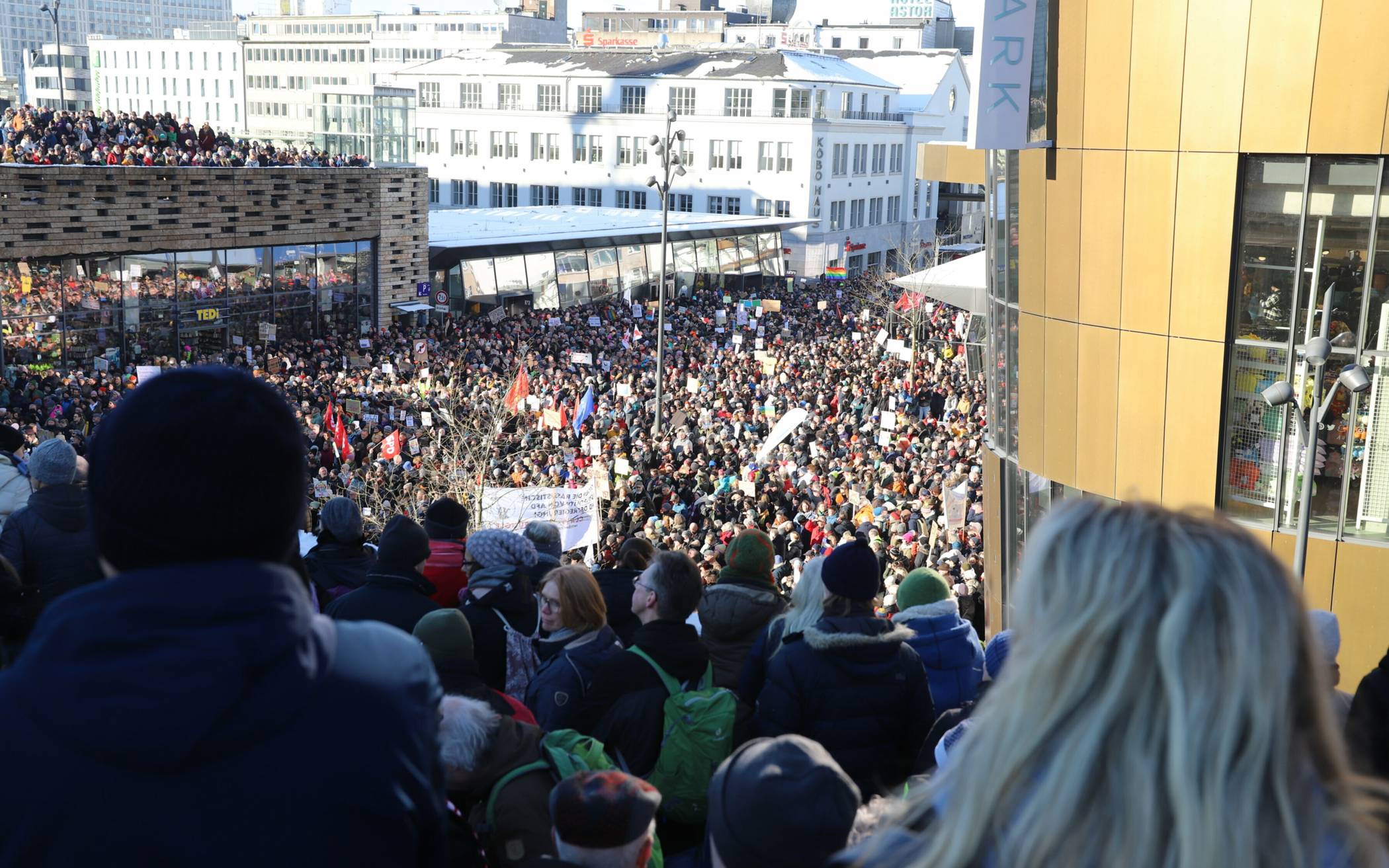 10.000 bei Demo gegen rechts in Wuppertal