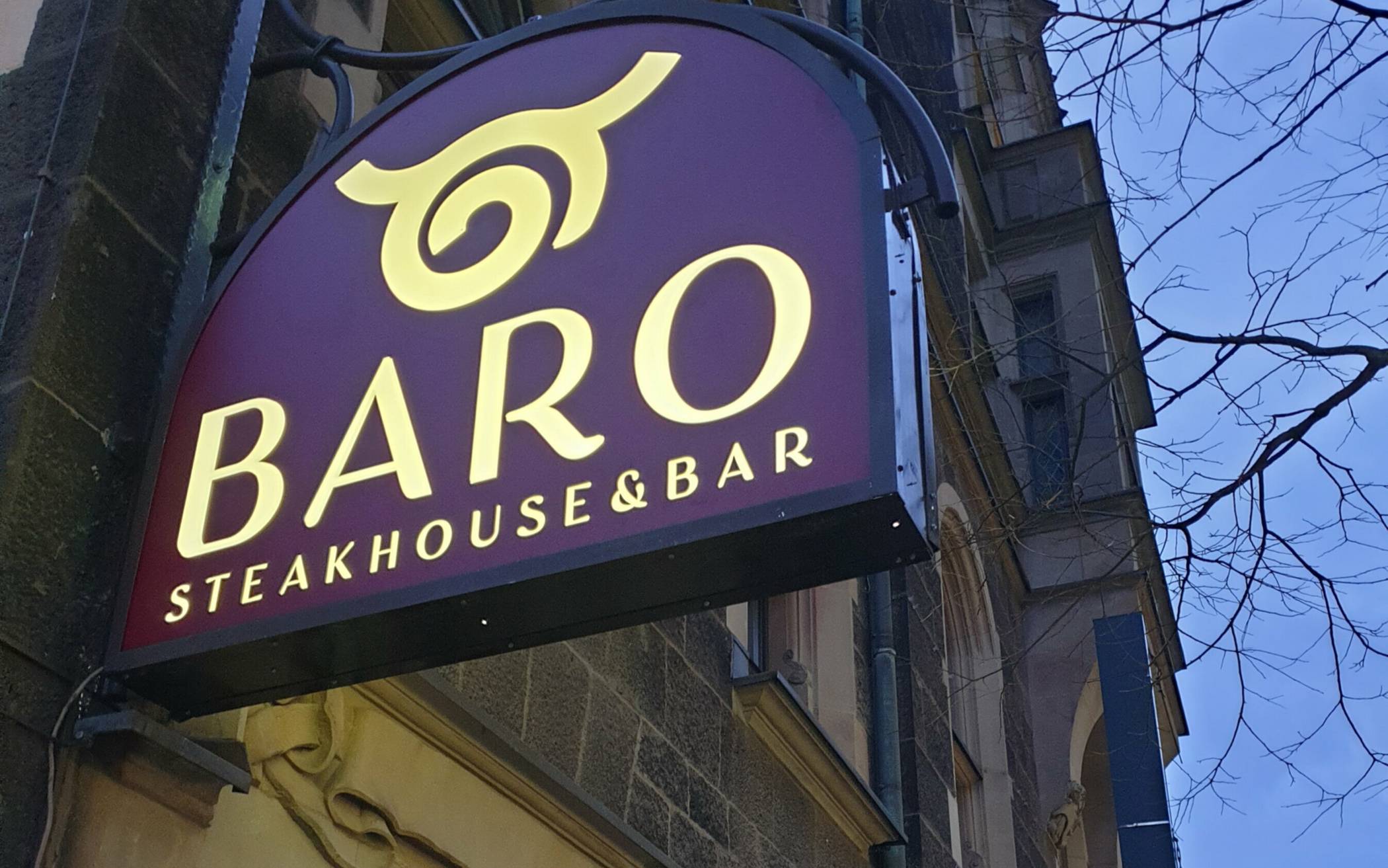 Die Schilder leuchten schon im „Baro – Steakhouse &amp; Bar" im Elberfelder Verwaltungshaus am Willy-Brandt-Platz.