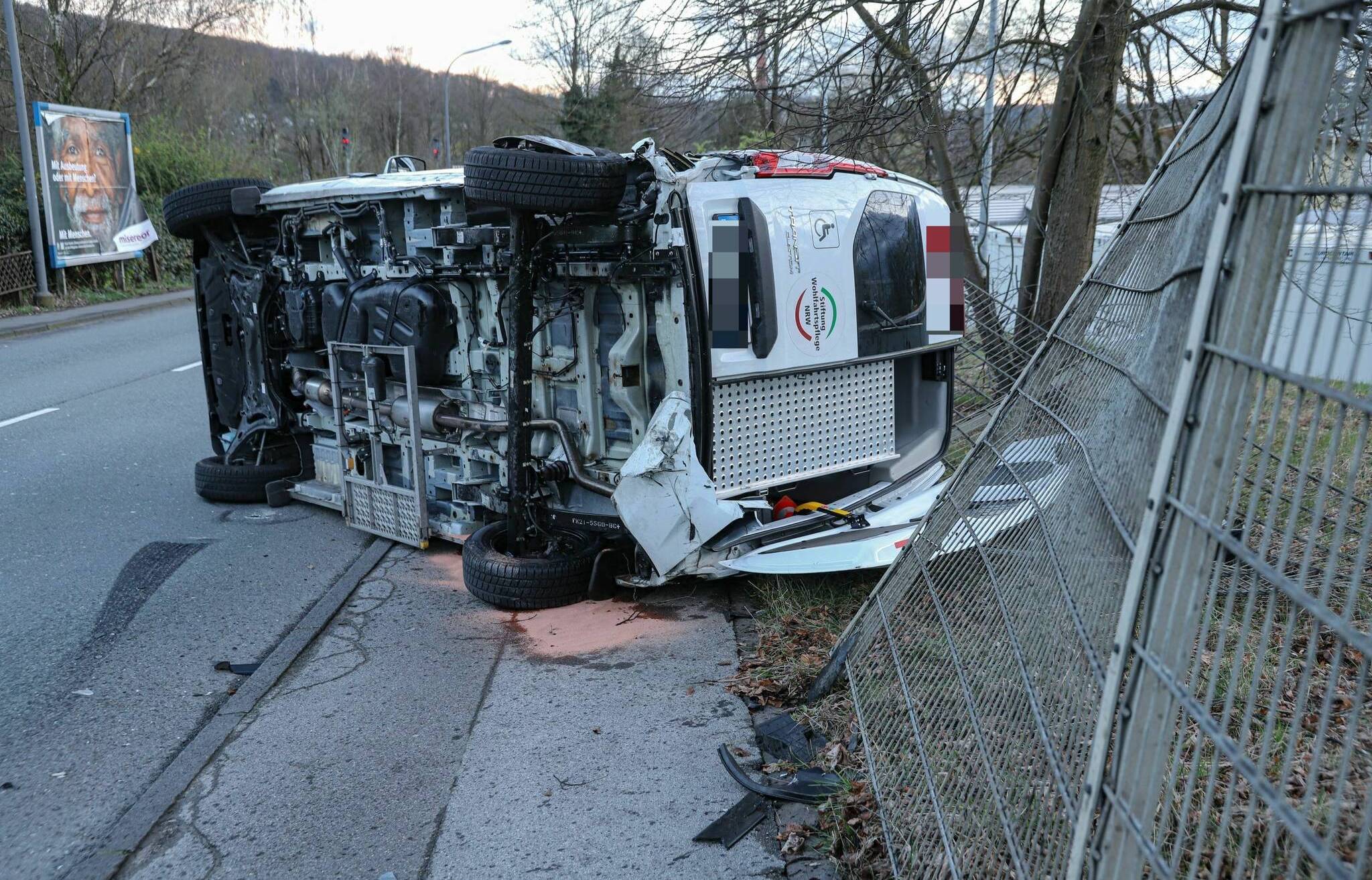 Bilder: Ford Transit kippt in Wuppertal auf die Seite​