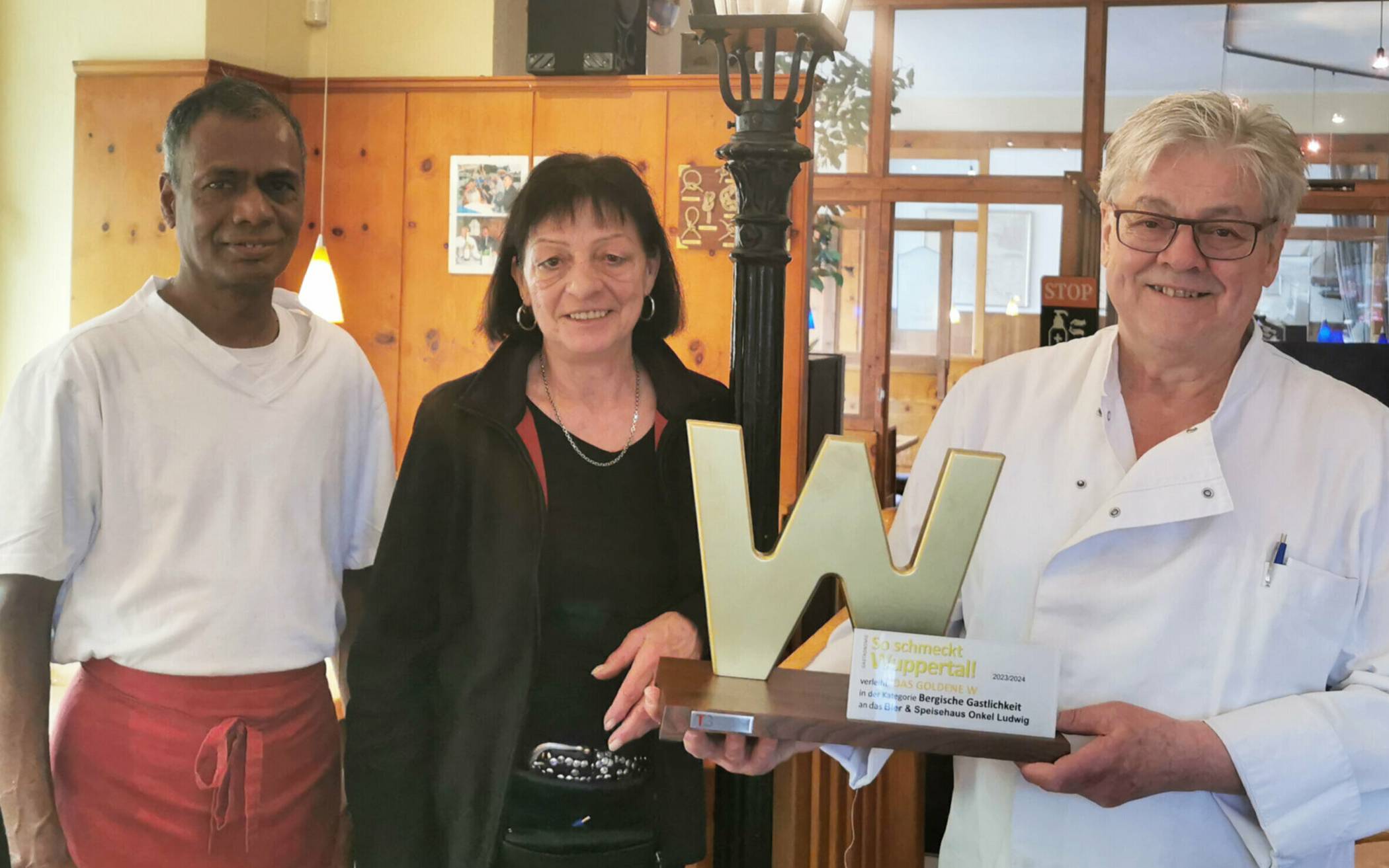Varan Velautham, Angela Lessacher und Lothar Tepel freuen sich über das „Goldene W“ in der Kategorie „Bergische Gastlichkeit“. 