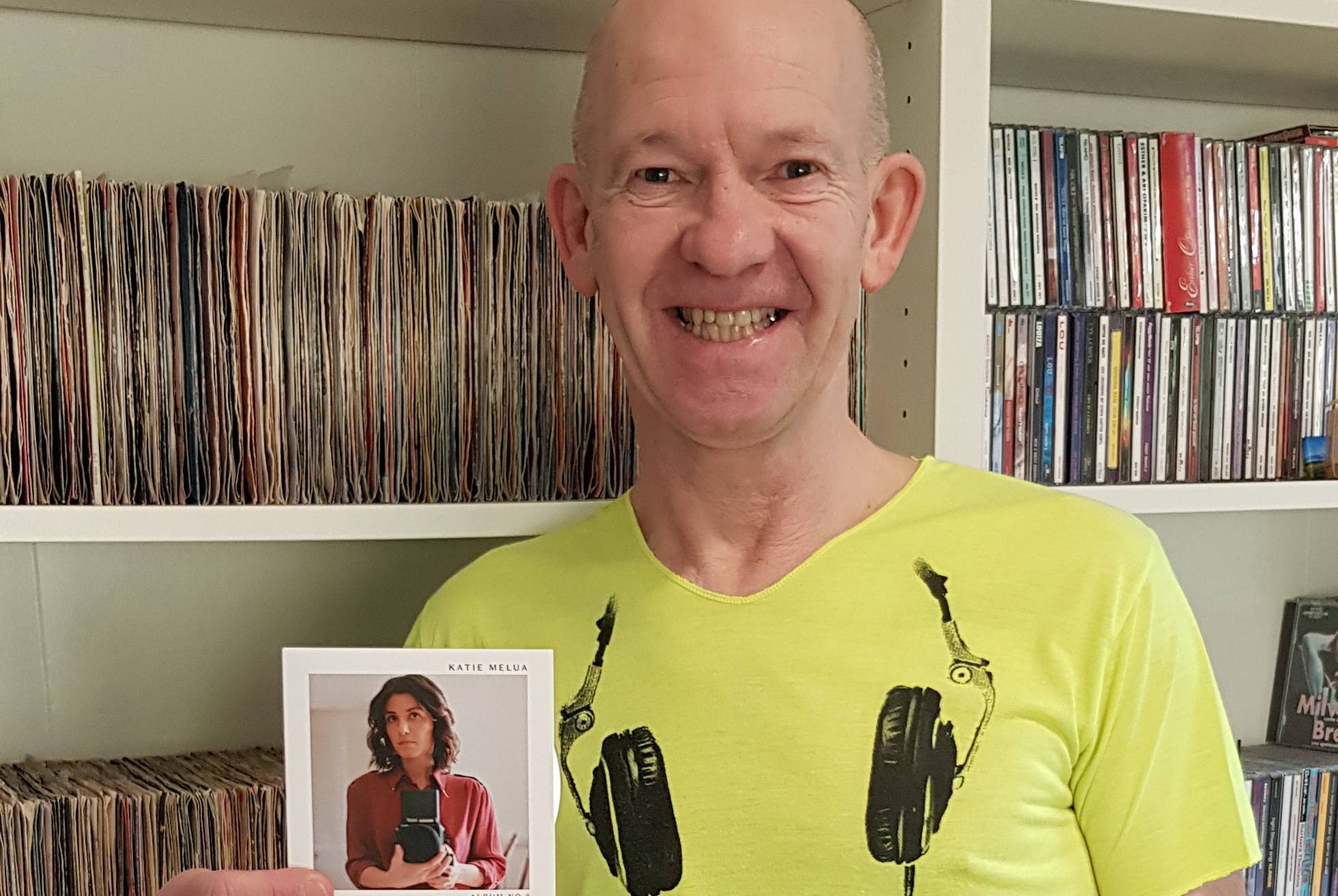  Peter Bergener mit der aktuellen Katie-Melua-CD. 